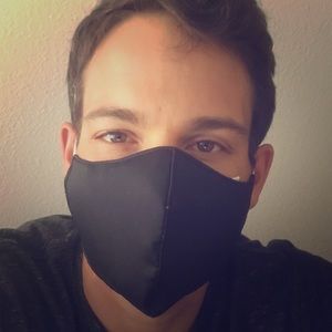 Face mask with 3 layers fabric.